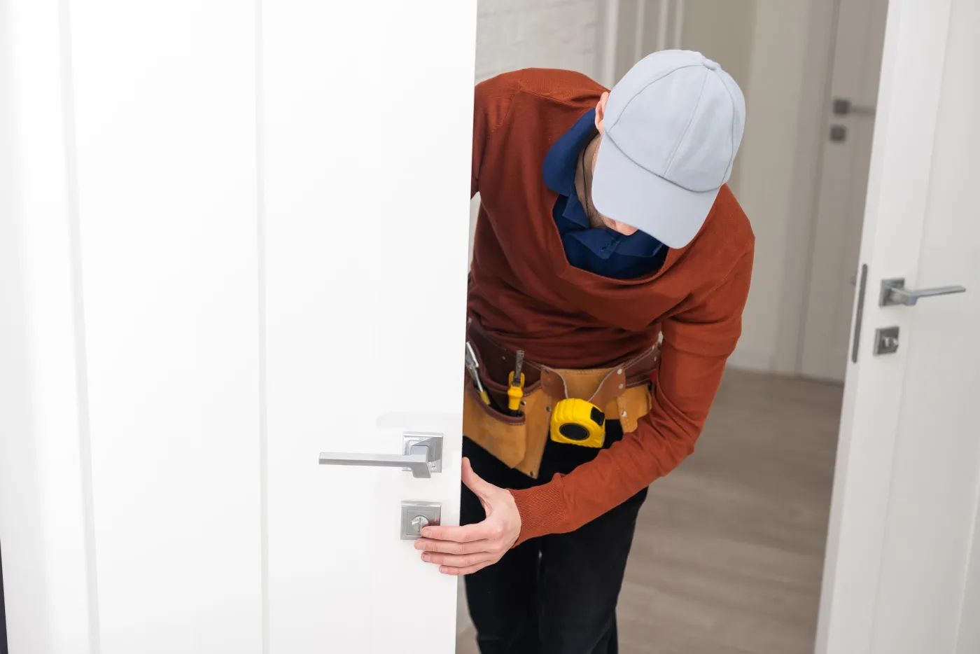 Artisan réparant la serrure d'une porte ancienne à Sceaux (92330)